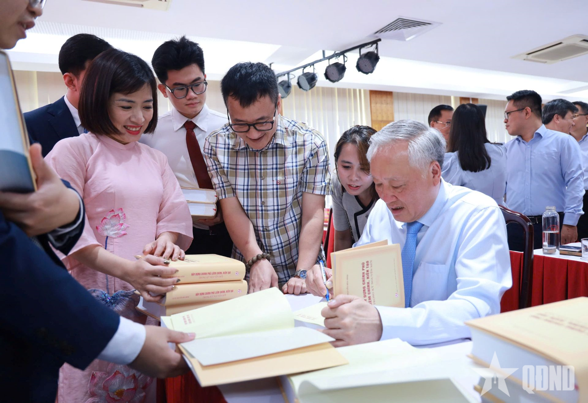 Ra mắt sách của nguyên Phó thủ tướng Thường trực Chính phủ Nguyễn Hòa Bình